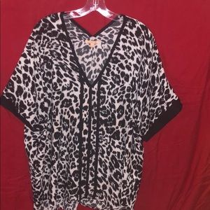 Snow Leopard print hi-low top